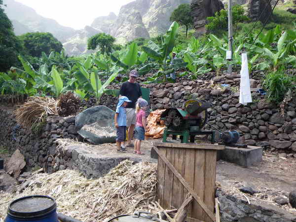 Sao Nicolau - An der Rumdestille Sao Nicolau - An der Rumdestille