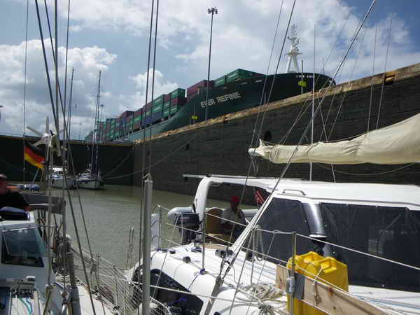 Miraflores Schleuse - nebenan der Containerfrachter