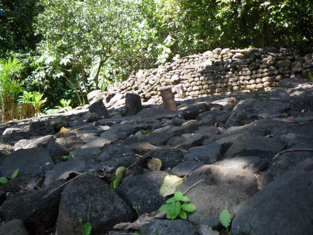 Eines der Marae am Wegesrand