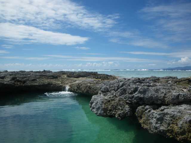 Es gluckert an der Außenriffkante in das Atoll